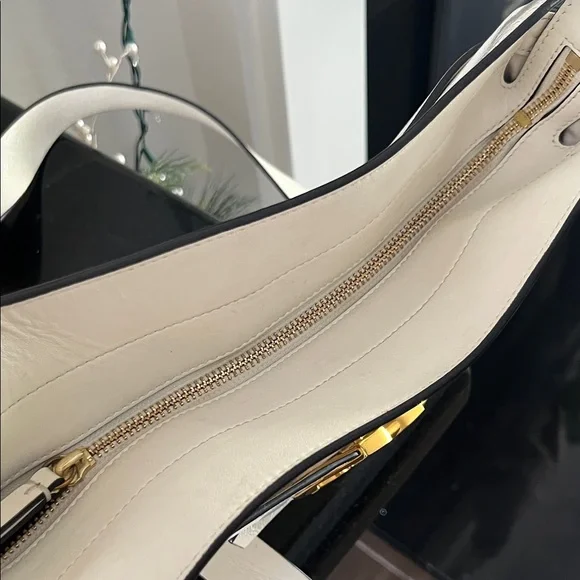 Tory Burch Cream Crossbody Bag with Gold Accent - Picture 8 of 12